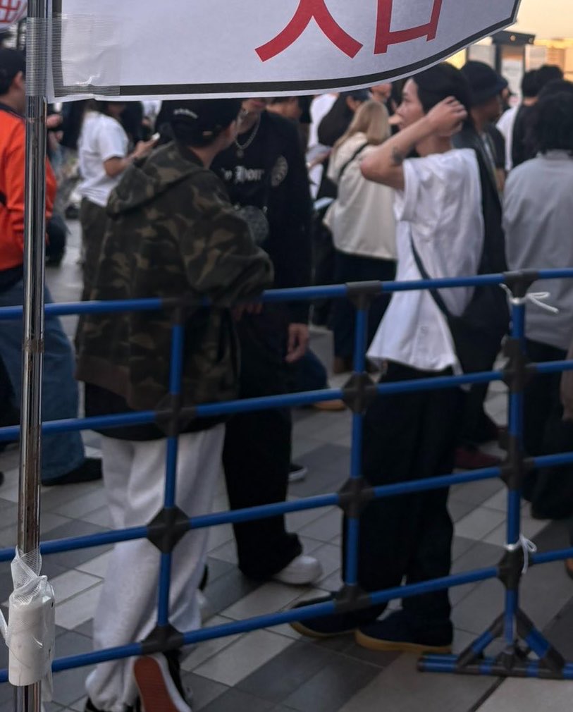 chamlynx_'s tweet photo. 宮崎からコントローラーだけ持って行って
周りのホーミーズに肩車させてもらっても
一回もスマブラできませんでした。カラオケも。ZORNさんこれは台本ですか？楽しかったー https://t.co/jwnf6utiM8