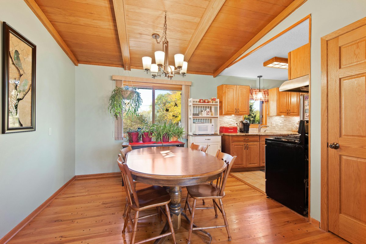 fuzzybeedecor1's tweet image. Ceiling and floor have the same wood tone and shine. The walls have a pastel shade that just relaxes you. This dining room is cool in my book! 🐝🐝

#interiors #homedecor #decor #roomaccents #accentdecor #accents #mystyle