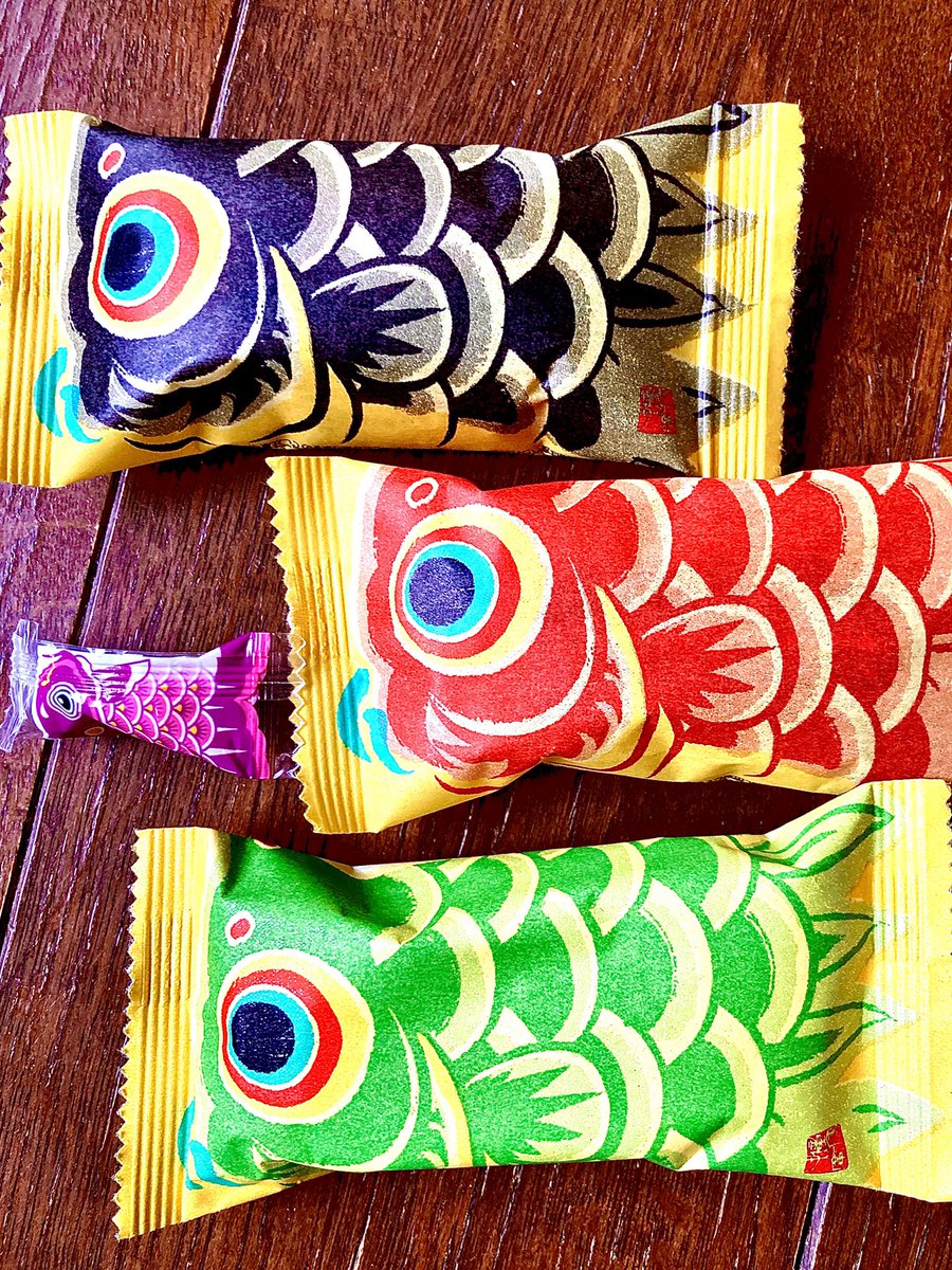 hoshyo0623's tweet photo. 鯉のぼりのお菓子もらった。並べるといいね。5月5日子供の日は両国の主任です。
明日の梅屋敷寄席も併せてどうぞ。 https://t.co/aYd2m57zzP