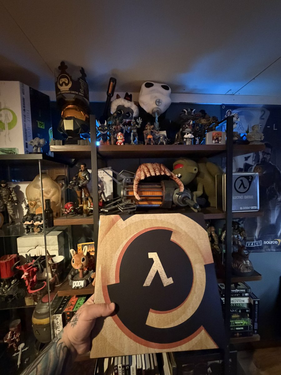 BeyondWasd's tweet photo. They have arrived.

Disc reveal?!

#valve #halflifealyx @IpecacRec @valvesoftware https://t.co/Q6bd52a2OF