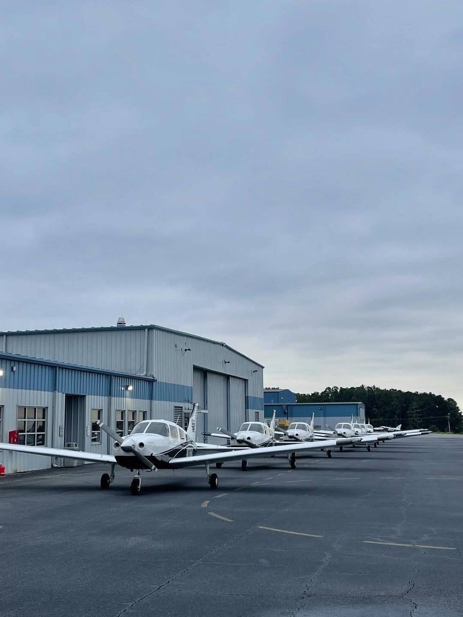 Aerofacility_O's tweet image. 1つじゃ足りないよね。✈️
ジェイデン・オニールによるパイパー・アーチャーの豪華な並び、これぞ訓練機の理想形。
みんなは列のどっち側に並びたい？前かな、それとも後ろ？👇
#パイパー #Piper #M350 #小型機 #航空機 #空の旅 #エアロファシリティー