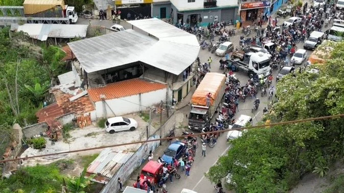 ReporteYa's tweet image. #21Abr #Táchira #Sucesos
Habitantes de Táchira despidieron a 7 vendedores de hortalizas fallecidos en un accidente en Lara el #18Abr, tras el choque e incendio de dos camiones que transportaban mercancía. – @ElPitazoTV
