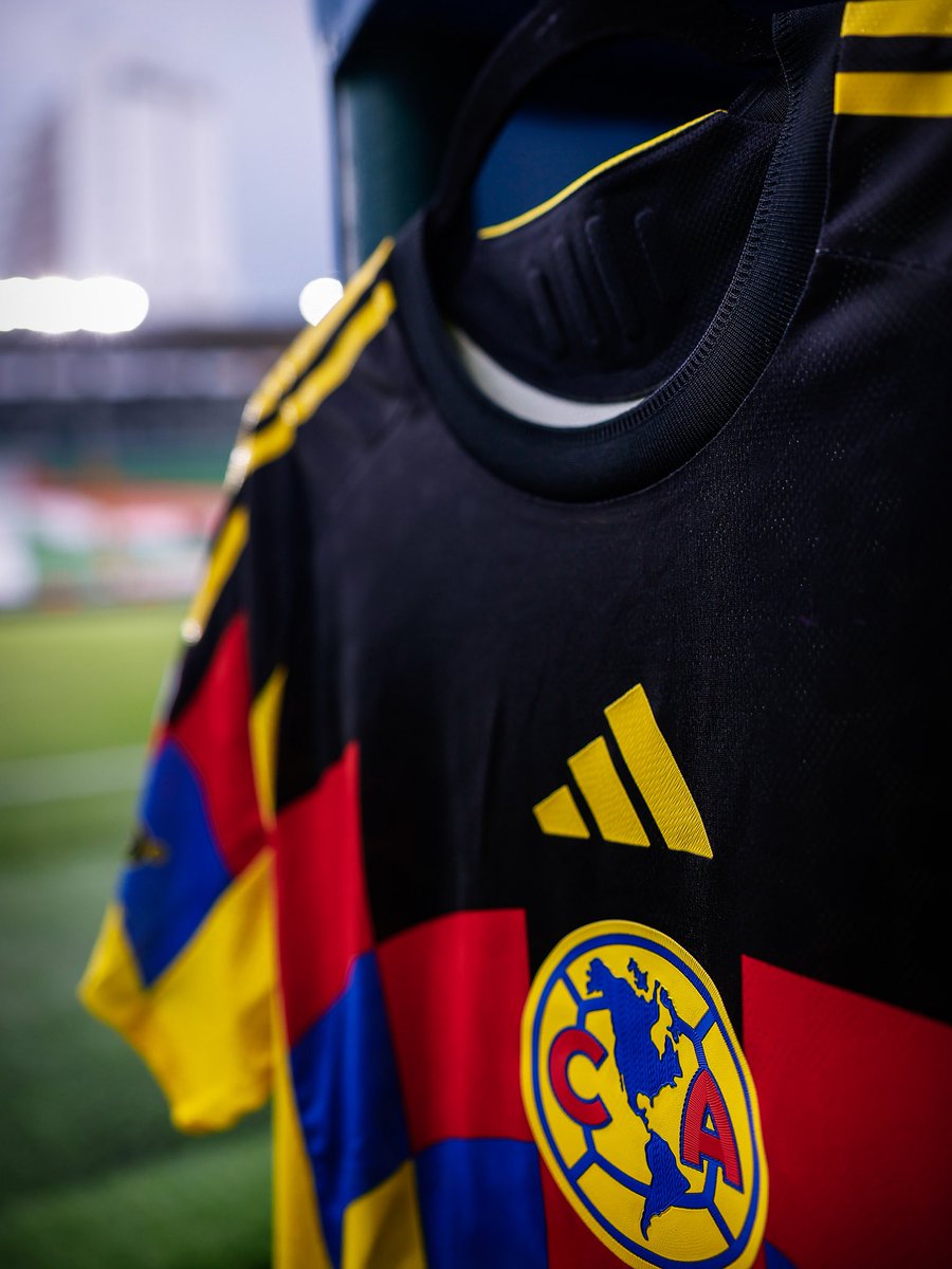 ClubAmerica's tweet photo. Hoy es noche de ver al América jugar. 💙💛

¡Plumaje y cancha lista en el Nou Camp! 💪 https://t.co/32jpv03SYi