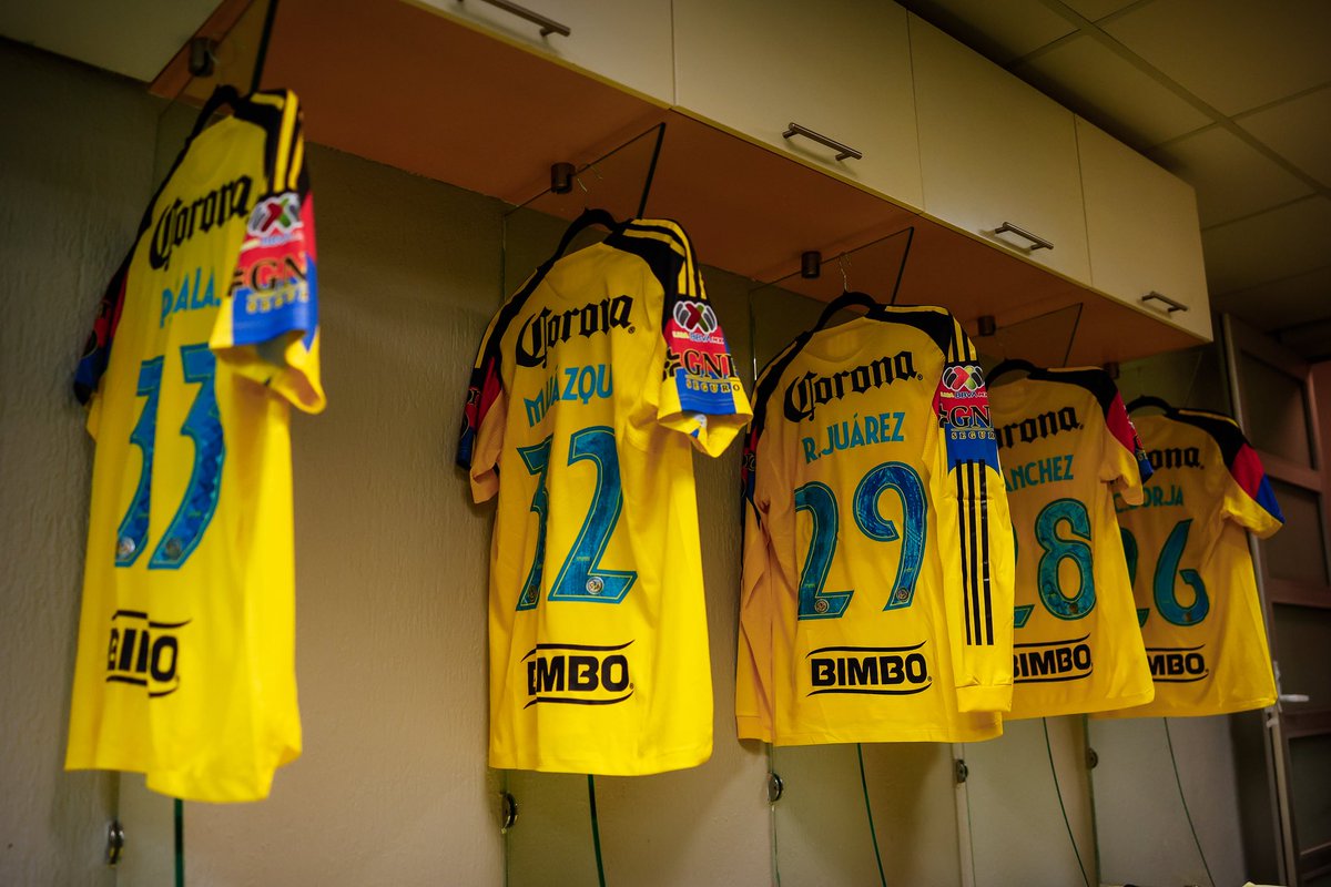 ClubAmerica's tweet photo. Hoy es noche de ver al América jugar. 💙💛

¡Plumaje y cancha lista en el Nou Camp! 💪 https://t.co/32jpv03SYi