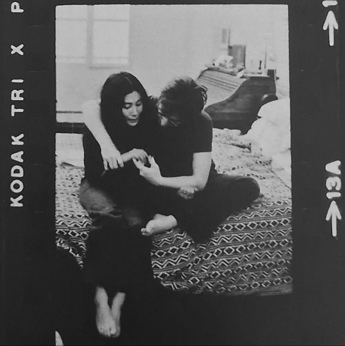 dizzymisslzzy's tweet photo. Meu Deus essa foto parece muito de um casal atual tentando ser aesthetic e na verdade é o John e a Yoko nos anos 70 😩 https://t.co/8CRsTYSLri