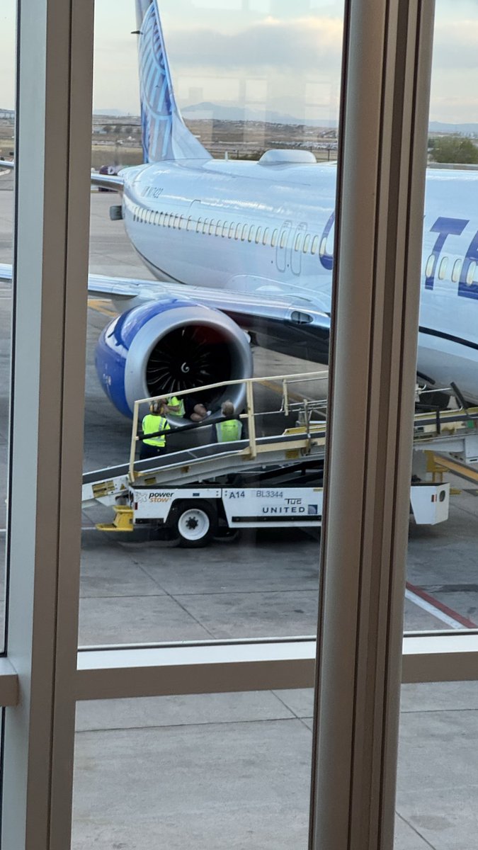 StevenPotratz's tweet photo. Here are @United ground crews at their finest before flight 1347 to Bozeman on 4/21 https://t.co/AXqmAB3Vsp