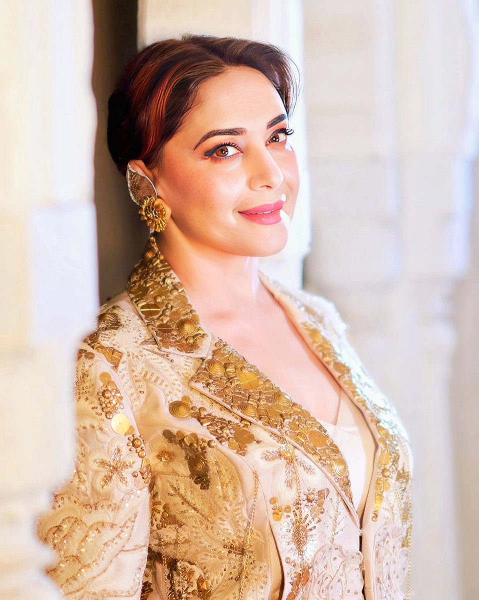 Good morning to Madhuri the queen of my heart and to all the Madhurians. 
<a href="/MadhuriDixit/">Madhuri Dixit Nene</a>
