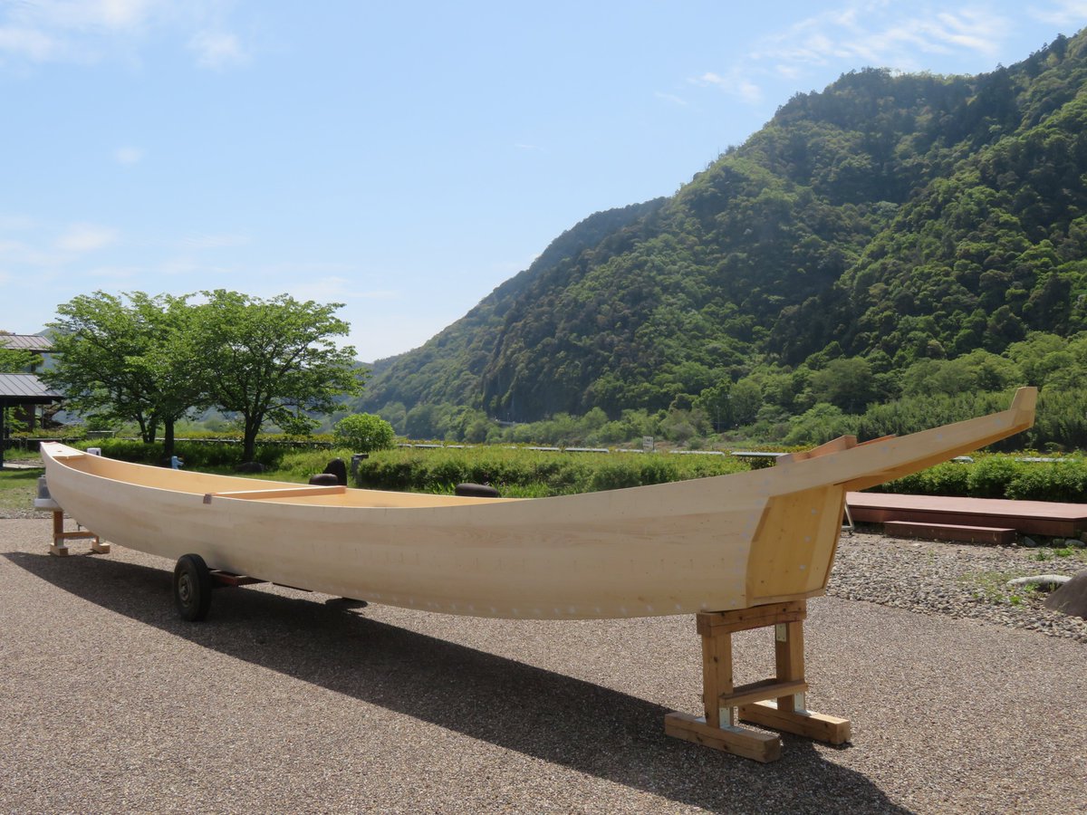 ukaimuseum's tweet photo. 4月19日(日)に杉山雅彦鵜匠の鵜舟の進水式が、交流体験広場と長良川にて行われました。白く輝く舟がお披露目され、舟大工の田尻浩さんや見習舟大工のインタビュー、鵜匠と田尻さんによる船体へのお酒のお清めの神事が執り行われました。また長良川では2度と転覆しないための舟かぶせも実施されました。 https://t.co/A8pLLoeqja