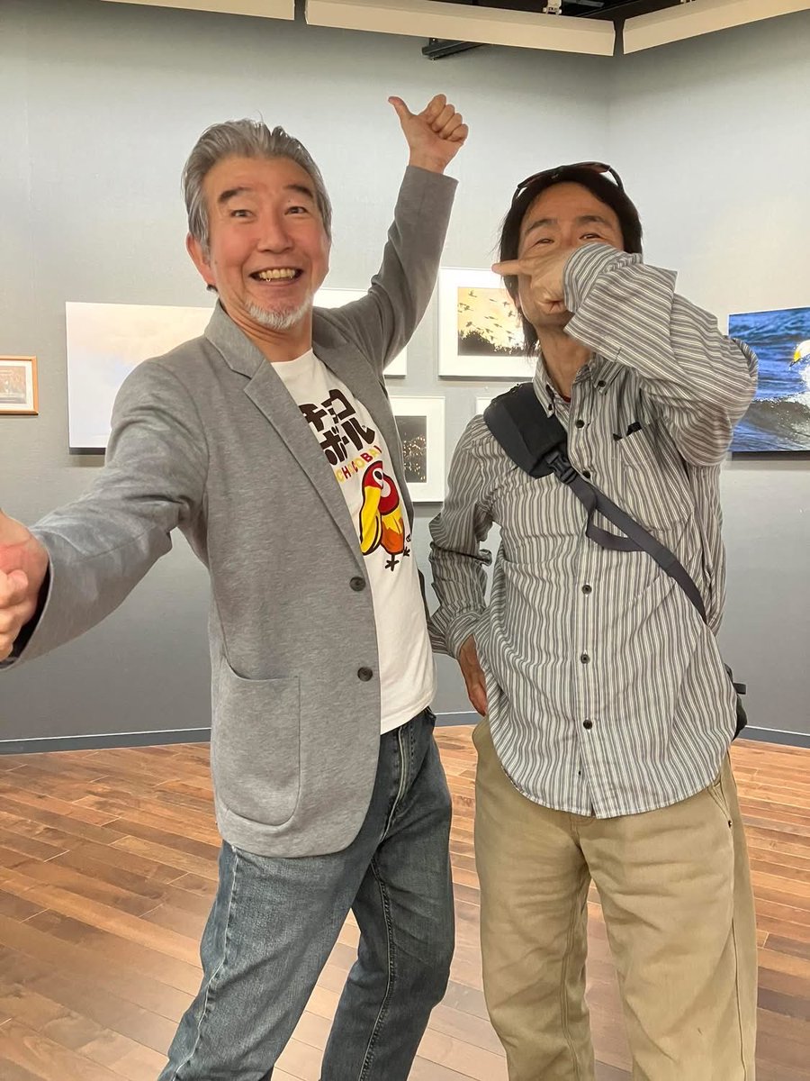 PhotoGaku's tweet photo. 昨日は山本学先生のEOS学園に乱入して告知をさせて頂きました。
そして当たり付き写真集が2本連続で当たりが出る！当たり増量週間という事で(^^)

北海道中標津から海鳥研究者��福田佳弘さんにも来ていただきました。

#キヤノンギャラリー大阪
#飾り鳥
#戸塚学
#北野誠
#ズバリ https://t.co/rkun00sIni