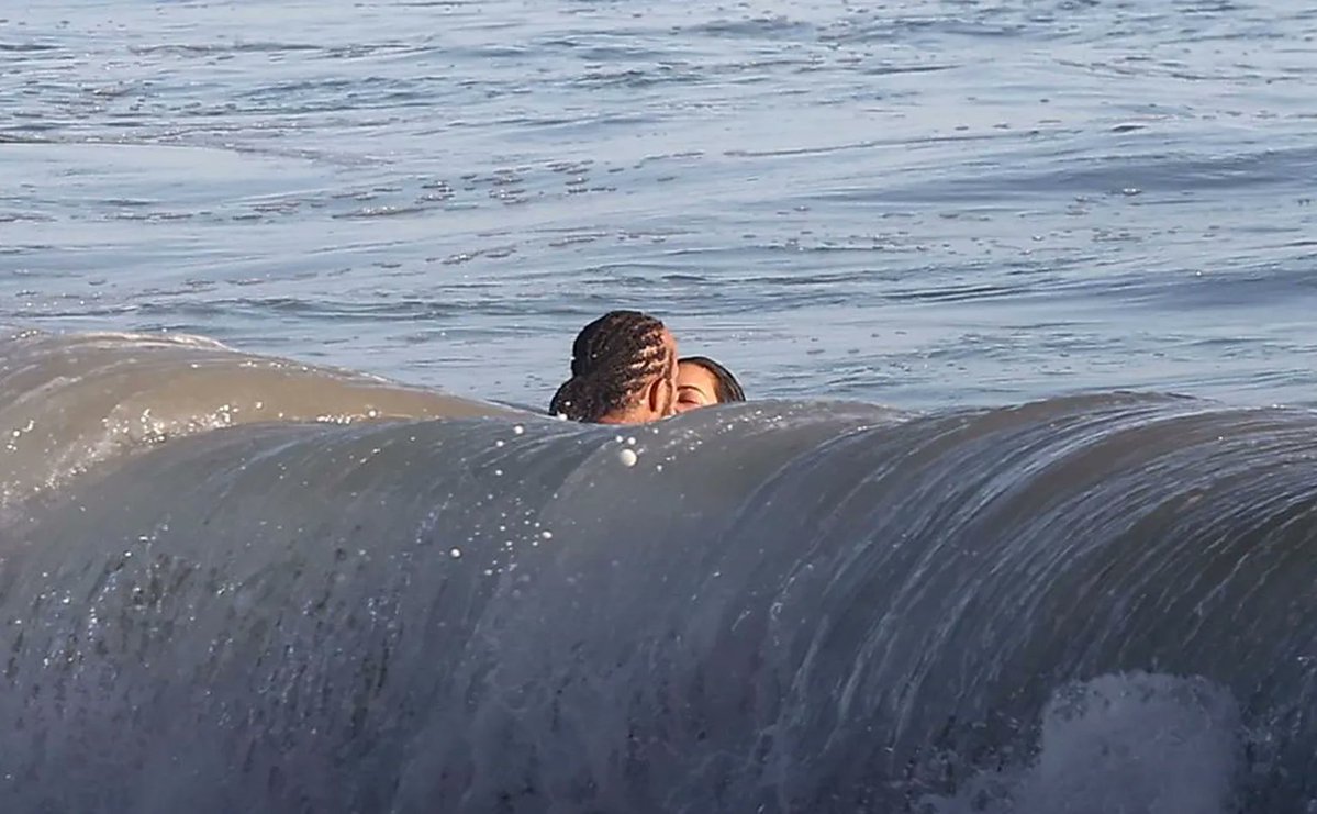 upuknews1's tweet image. #WATCH  : Kim Kardashian and Lewis Hamilton spotted kissing in Malibu.

#KimKardashian #LewisHamilton #Malibu #kiss #EntertainmentNews