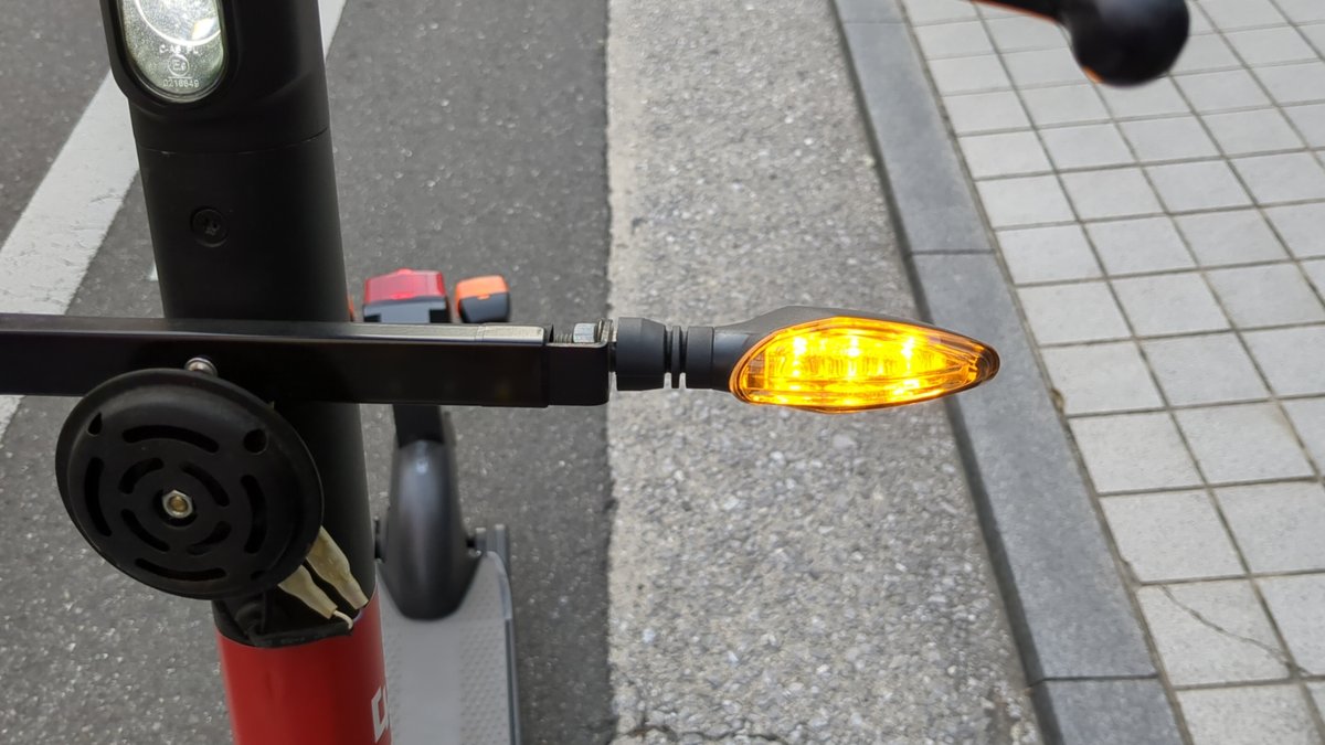 life_tkg's tweet photo. 知っておこう❗伝えよう📢
#特定小型原付交通ルール 1⃣8⃣
✅安全で楽しく乗るために！

＼＼＼合図編／／／
￣￣￣￣V￣￣￣￣

左折や右折、進路変更(いわゆる車線変更含)等をする際は、
🔆方向指示器（ウインカー）での合図が必要です

注意点は、
⏬ https://t.co/KiVr7TuVHa
