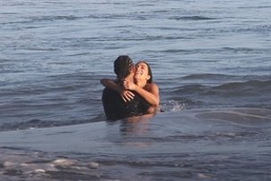 upuknews1's tweet image. #WATCH  : Kim Kardashian and Lewis Hamilton spotted kissing in Malibu.

#KimKardashian #LewisHamilton #Malibu #kiss #EntertainmentNews