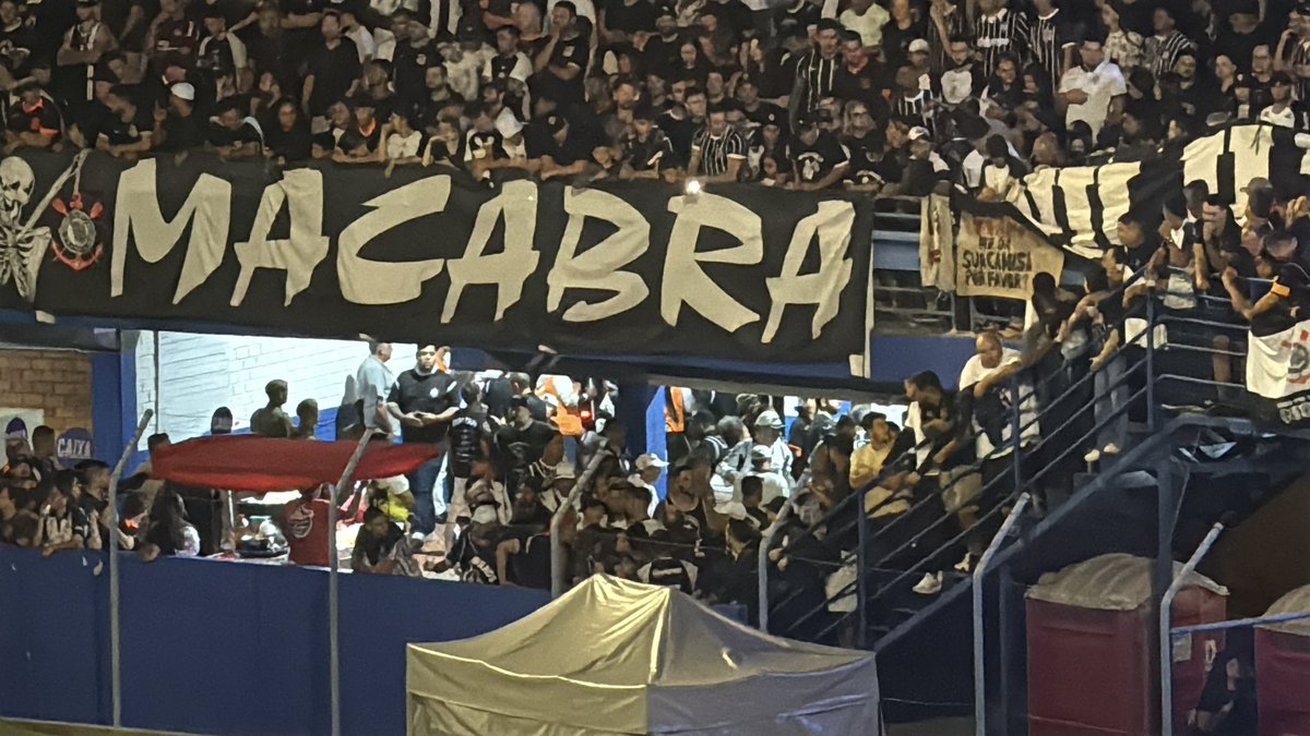 IDCorinthiana's tweet image. As caravanas chegaram na Ressacada, aos 35 minutos de jogo, agora que as faixas começaram a serem estendidas. 

@GustavoFortees / Agência IDC

#Corinthians #CopadoBrasil
