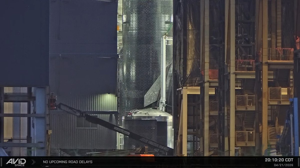 Mega Bay 2 is filling up rather quick. Ship 41's forward dome has been staged in front of the door ahead of stacking. Great view from <a href="/LabPadre/">Avid Space</a>