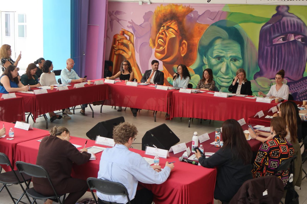 ONUMujeresMX's tweet photo. 🌍 Hoy visitamos la Utopía Cihuacóatl del @GobCDMX como parte de las actividades de la Mesa de Cooperación Internacional para la Igualdad de Género en México, co-presidida por @AusEmbMex y @uruenmexico, con la participación de Eleonora Betancur, Representante designada de ONU Mujeres y representantes de las embajadas de 🇩🇪🇨🇦🇨🇴🇮🇪🇳🇴🇳🇱🇨🇭 @ONUMX y @UNFPAMexico 

👉🏼Esta visita permitió conocer de primera mano cómo la territorialización de políticas públicas puede colocar a las mujeres y las niñas en el centro del desarrollo, a través de espacios seguros, accesibles y transformadores.

⚖️ Las UTOPÍAS son más que infraestructura: son instrumentos de cambio social que contribuyen a redistribuir los trabajos de cuidados, ampliar oportunidades de desarrollo y fortalecer la autonomía económica de las mujeres. En México, las mujeres dedican en promedio más del doble de tiempo que los hombres al trabajo doméstico y de cuidados no remunerado, lo que sigue siendo una barrera estructural para la igualdad.

💬  “Las UTOPÍAS no son solo espacios físicos, sino instrumentos con una gran capacidad de transformación social. Nos recuerdan que invertir en estos modelos es invertir en la igualdad, la paz y el desarrollo sostenible de las comunidades.” Eleonora Betancur

📣 Durante la visita, hicimos eco del Compromiso de Tlatelolco (2025), que llama a movilizar recursos de la comunidad internacional para fortalecer políticas de igualdad sustantiva y sistemas integrales de cuidados sostenibles.

🤝 Reafirmamos nuestro compromiso de seguir impulsando diálogos y alianzas que fortalezcan la igualdad de género desde lo local hacia lo global.
