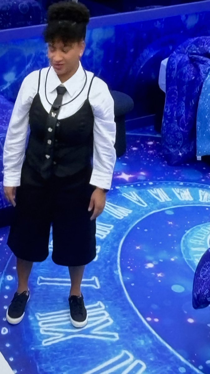 Tadinha vestida de lanterninha de teatro .