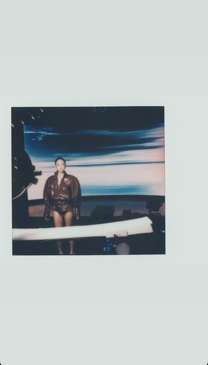 jenniekimbrasil's tweet image. 📲 JENSTORY| jennierubyjane

“bastidores do shoot por @.choeey_
amoooovocêchoeey 🫶🏻”

“😎”

#JENNIE #제니 @jennierubyjane