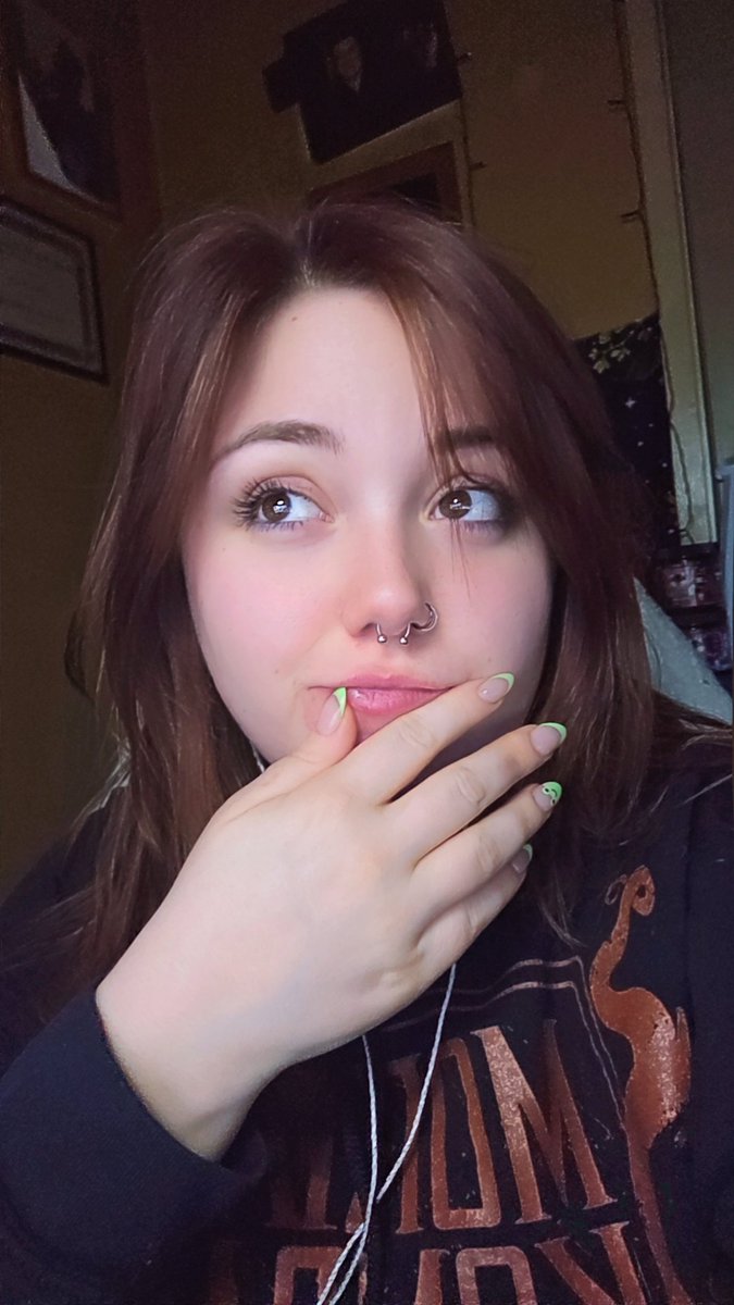 Live!

Twitch.tv/tiffkats
And 
tiktok.com/@tiffkats?_r=1…