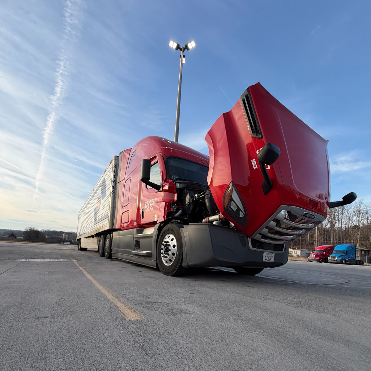 CreteCarrier's tweet image. A couple of shots from the road courtesy of Stephen Simpson. Hood up at the Lenoir City terminal and a shot in the dark from Illinois. Thank you Stephen 😊. Have a great night out there #CreteFam! #trucking #trucker #truckerlife