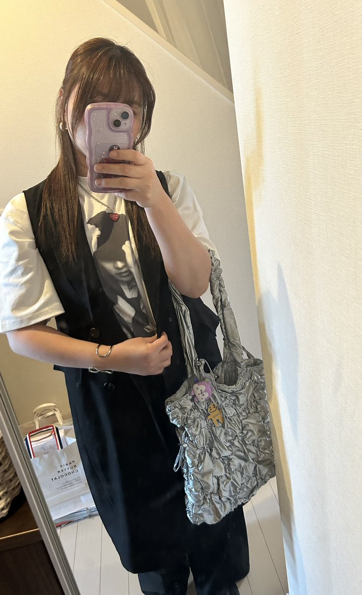 アミのコーデを参考にして♡
めっちゃ私服使いに良いねぇ♡
シレッと推しを生活に溶け込ませたいよねぇ♡
(白髪が光ってるねぇww)