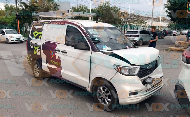 VoxPopuliNoti's tweet image. Empleado de Totalplay causa fuerte choque por alcance en Ciudad Victoria, Tamaulipas

Este choque ocurrió sobre las calles Mier y Terán (19) con Felipe Berriozábal

voxpopulinoticias.com.mx/2026/04/emplea…
#LaRoja #Victoria #Tamaulipas