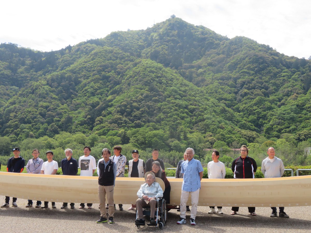 ukaimuseum's tweet photo. 4月19日(日)に杉山雅彦鵜匠の鵜舟の進水式が、交流体験広場と長良川にて行われました。白く輝く舟がお披露目され、舟大工の田尻浩さんや見習舟大工のインタビュー、鵜匠と田尻さんによる船体へのお酒のお清めの神事が執り行われました。また長良川では2度と転覆しないための舟かぶせも実施されました。 https://t.co/A8pLLoeqja