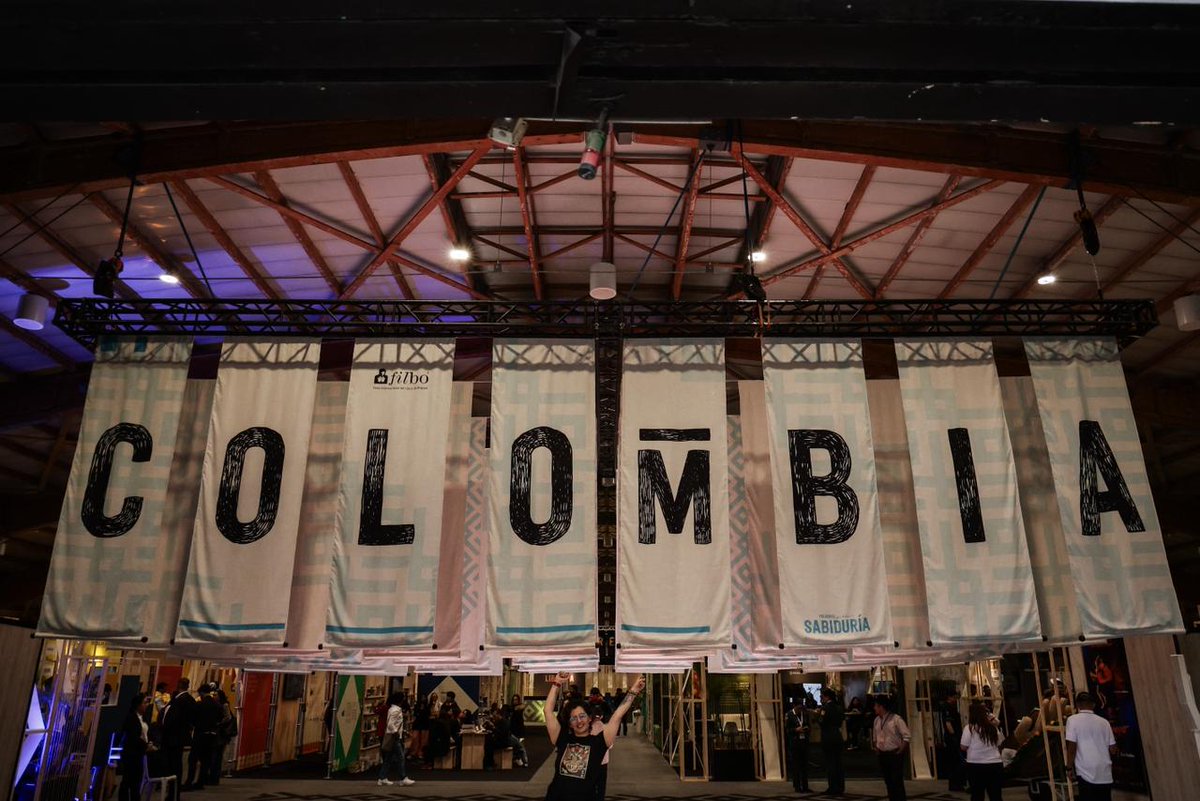 mincultura's tweet photo. Arranca la #FILBo2026 📚

Bienvenidos a esta, nuestra #ColombiaCasaComún: una ruta y cartografía viva de voces, lenguas y saberes que se tejen a lo largo de todo el país. Desde el Minculturas, celebramos esta diversidad como un orgullo y un privilegio. https://t.co/VNYeWgoHIj