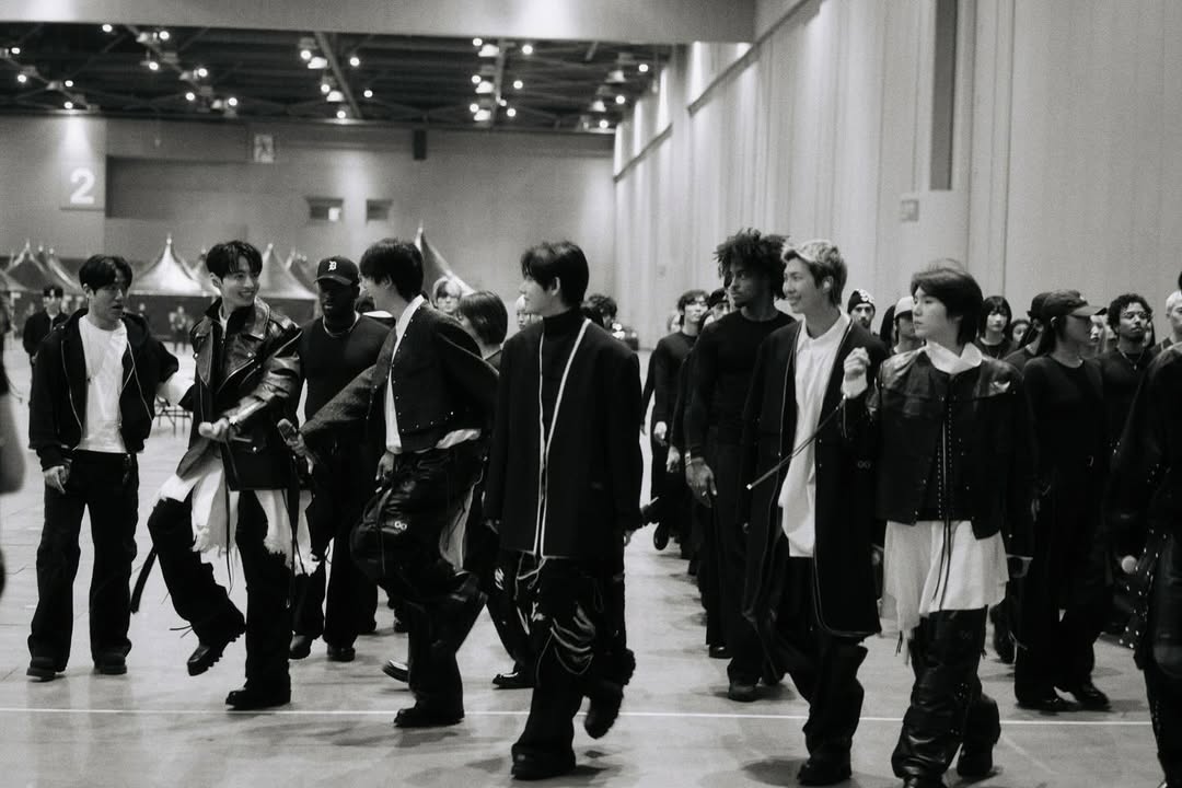 903SUGAHIGH's tweet photo. ฉลองครบรอบ 1 เดือน นับจากมีการปล่อยสารคดี BTS: THE RETURN แอคเคาท์ Netflix Official ได้ลงรูปเบื้องหลังการซ้อมของ #BTS

🔗https://t.co/G6uw3QJwHg

#SUGA #슈가 #방탄소년단슈가 https://t.co/lpG5RJJINk