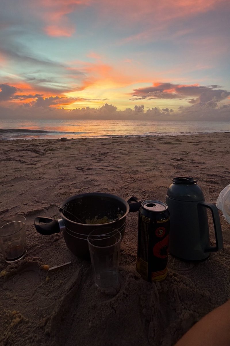 jmcdss's tweet photo. feliz no simples assistindo o sol nascer na praia c uma garrafa de cafe e uma panela de cuscuz https://t.co/kW05zcIwpw