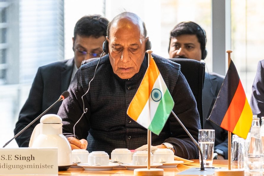 AIRNewsHindi's tweet image. रक्षा मंत्री @rajnathsingh ने जर्मनी की अपनी 3 दिन की यात्रा के पहले दिन, जर्मन संसद की रक्षा और सुरक्षा समिति को संबोधित किया। 
राजनाथ सिंह ने कहा कि #आत्मनिर्भर_भारत, सह-निर्माण, सह-विकास और सह-नवाचार के लिए एक अवसर है।

#India  #Germany  #AatmanirbharBharat