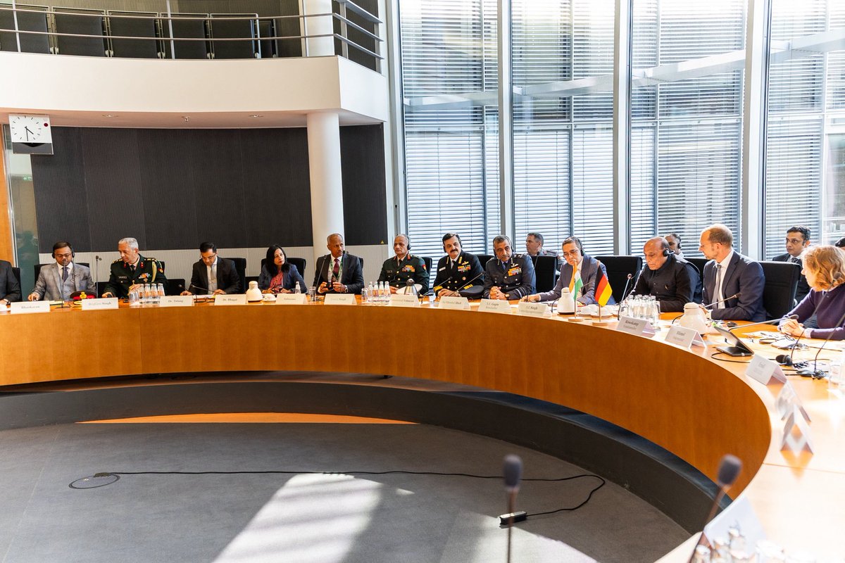 AIRNewsHindi's tweet image. रक्षा मंत्री @rajnathsingh ने जर्मनी की अपनी 3 दिन की यात्रा के पहले दिन, जर्मन संसद की रक्षा और सुरक्षा समिति को संबोधित किया। 
राजनाथ सिंह ने कहा कि #आत्मनिर्भर_भारत, सह-निर्माण, सह-विकास और सह-नवाचार के लिए एक अवसर है।

#India  #Germany  #AatmanirbharBharat