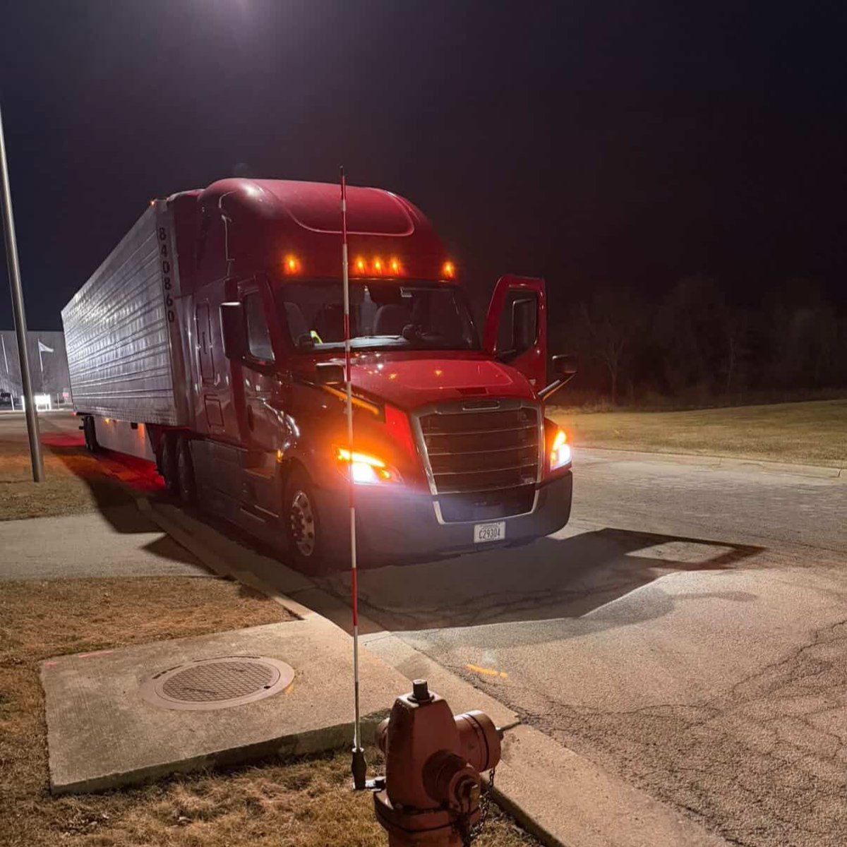 CreteCarrier's tweet image. A couple of shots from the road courtesy of Stephen Simpson. Hood up at the Lenoir City terminal and a shot in the dark from Illinois. Thank you Stephen 😊. Have a great night out there #CreteFam! #trucking #trucker #truckerlife