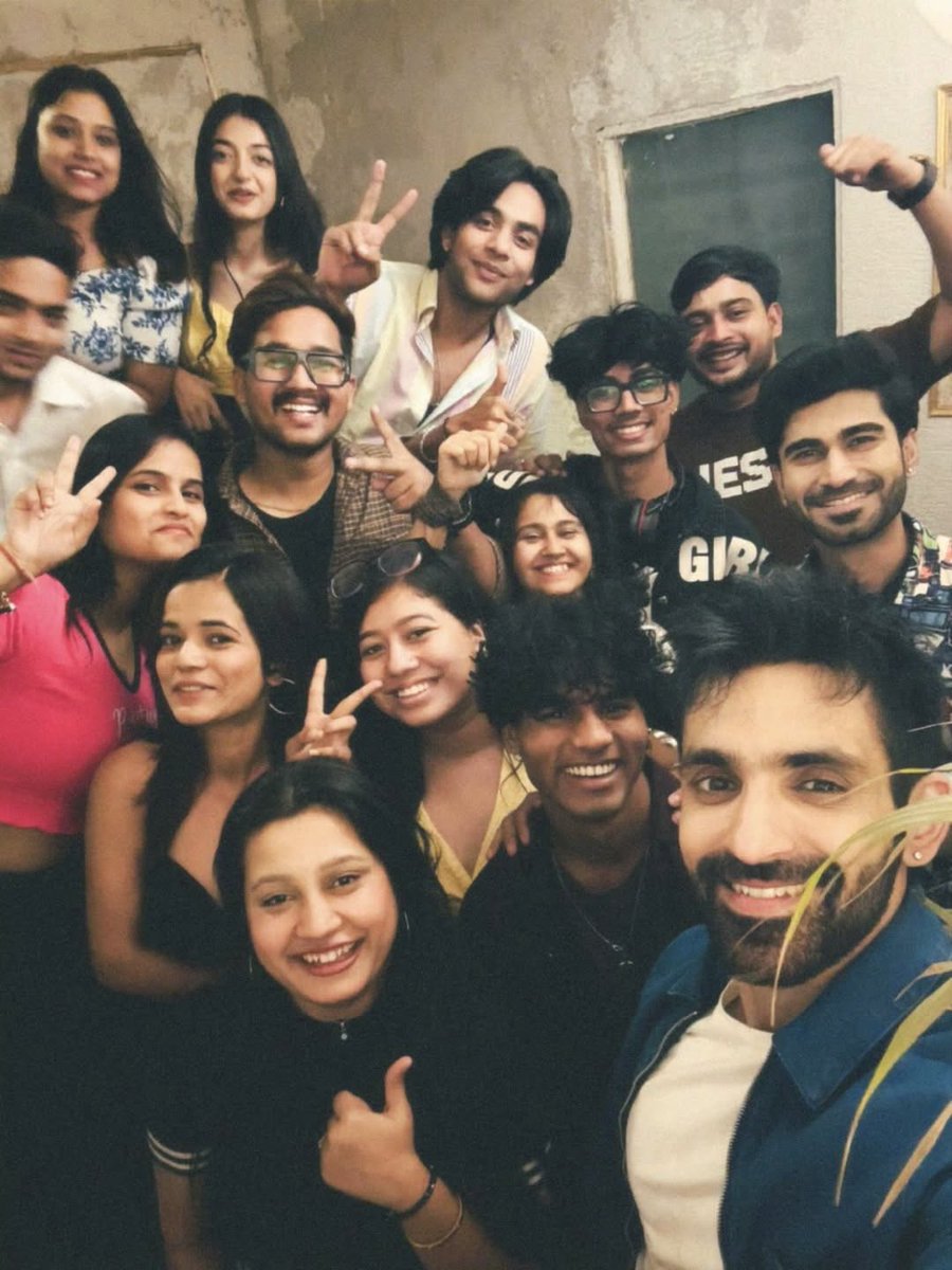 arjitanejaworld's tweet image. How lucky they got working with our fav ✌️💙🫵 @arjitaneja #DilKaKyaKasoor 🎬

#ArjitTaneja #WebSeries #OnSet #Bts #Upcoming