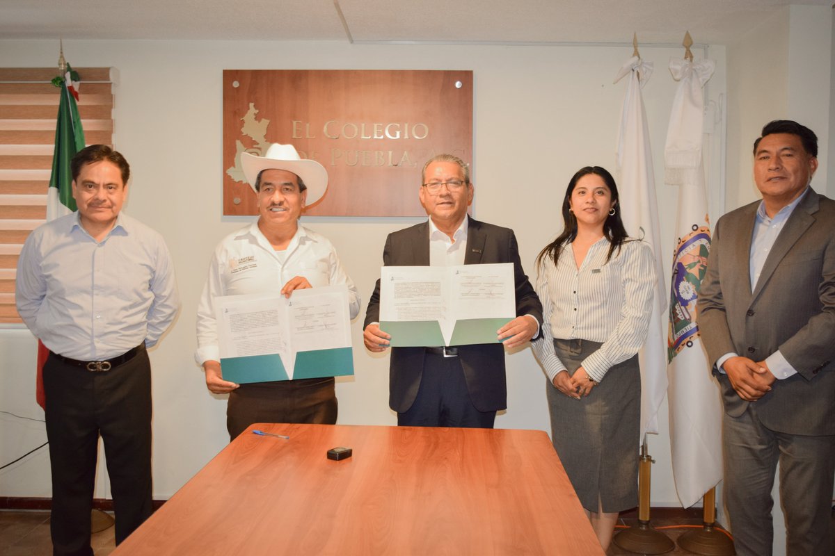 COLPUEAC's tweet photo. ¡Fortalecemos a San Nicolás Buenos Aires! En @colpueac firmamos un convenio de colaboración con el Pdte. del Concejo, José Alejo González Carreón.
Bajo la guía de @Claudiashein y @armentapuebla_, impulsamos el capital humano y la riqueza comunitaria en todo el estado.
#ColPue https://t.co/nIOd4Mn6f4