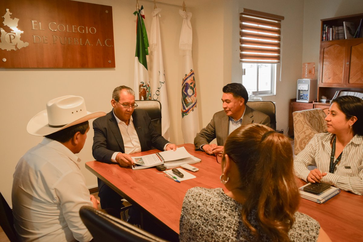 COLPUEAC's tweet photo. ¡Fortalecemos a San Nicolás Buenos Aires! En @colpueac firmamos un convenio de colaboración con el Pdte. del Concejo, José Alejo González Carreón.
Bajo la guía de @Claudiashein y @armentapuebla_, impulsamos el capital humano y la riqueza comunitaria en todo el estado.
#ColPue https://t.co/nIOd4Mn6f4
