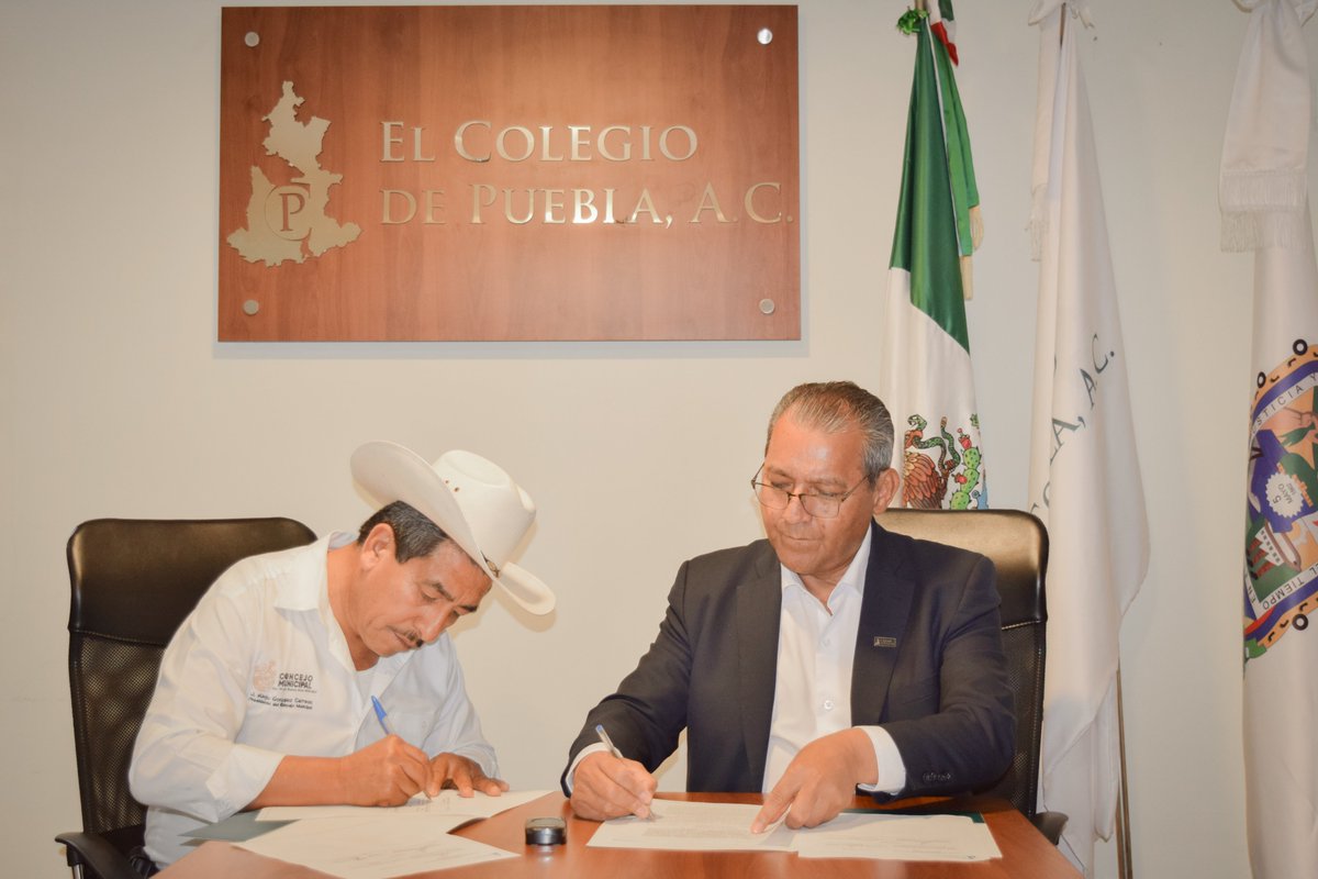 COLPUEAC's tweet photo. ¡Fortalecemos a San Nicolás Buenos Aires! En @colpueac firmamos un convenio de colaboración con el Pdte. del Concejo, José Alejo González Carreón.
Bajo la guía de @Claudiashein y @armentapuebla_, impulsamos el capital humano y la riqueza comunitaria en todo el estado.
#ColPue https://t.co/nIOd4Mn6f4