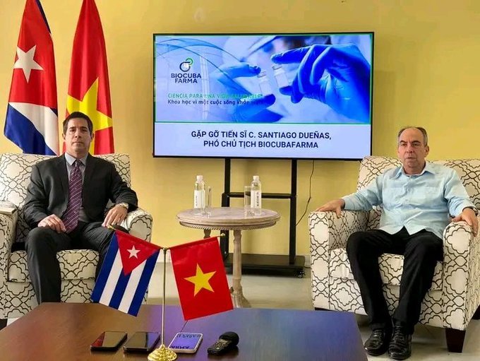 SaludGuantanamo's tweet photo. ⚕️En Hanoi el Dr. Santiago Dueñas, vicepresidente de @BioCubaFarma, afirmó a la prensa q' la empresa mixta #Genfarma🇨🇺🇻🇳, es un proyecto de prioridad absoluta de #Vietnam y #Cuba en materia de cooperación biomédica, con el fin de atender las necesidades de #salud de ambos países. https://t.co/lbPqFPRmY7
