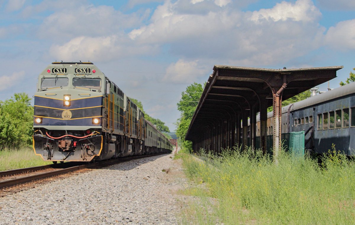 JJackson2716's tweet photo. It’s almost time for the Kentucky derby train hopefully CSX actually lets it run south out of Louisville in the daytime lol https://t.co/3OB5KV9fIn