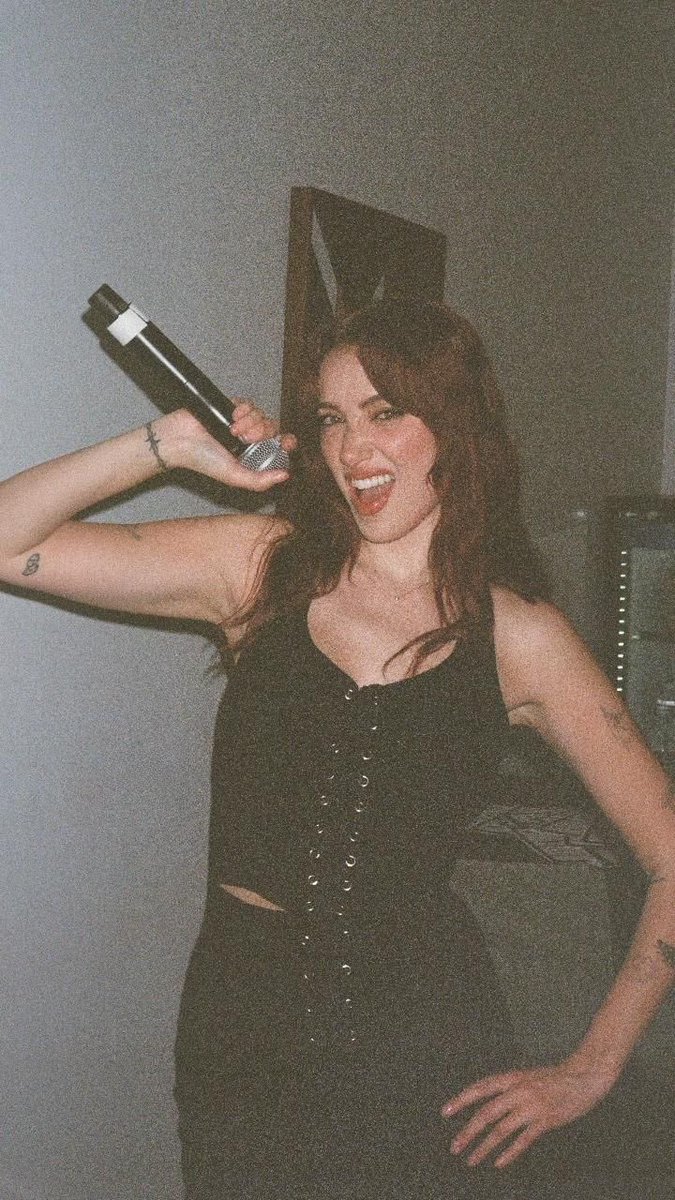 𝒶rtemisia tweet media