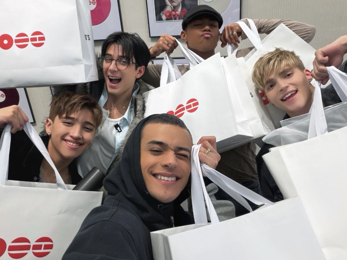 poli ⁷ VA A VER A BTS d-18 tweet media