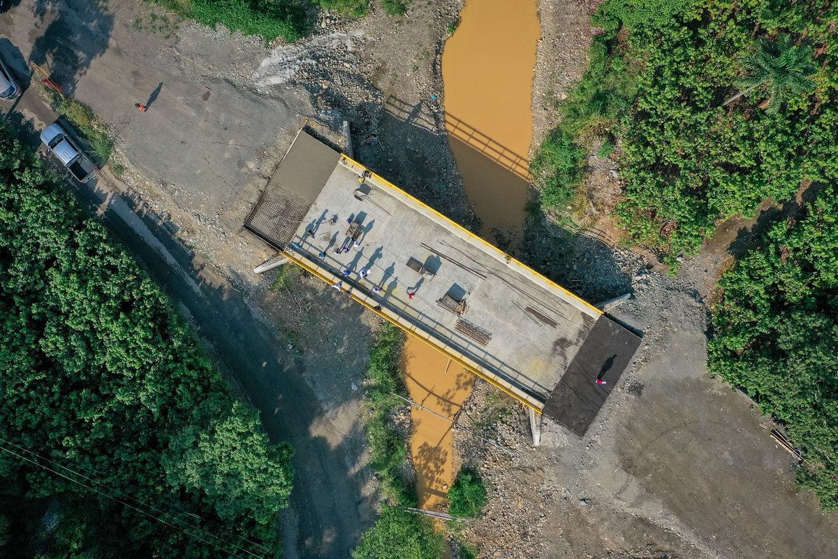 jteransalcedo's tweet photo. 📍Babahoyo.
A buen ritmo avanza la construcción del nuevo puente de 24,5 metros sobre el río Pita en la parroquia La Unión, obra que fortalece la conexión con el cantón Urdaneta y permite llegar de manera más ágil hasta la provincia de Bolívar.

Actualmente, se trabaja en la última etapa de fundición de la losa de aproximación y, posteriormente, se ejecutarán labores para nivelar los accesos de este puente.

Con esta importante obra seguimos mejorando la conectividad vial y aportando al desarrollo de nuestras comunidades.