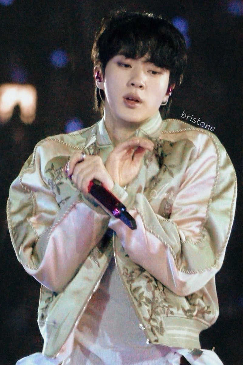 He looks like the prettiest butterfly 

#방탄소년단진 #김석진 #석진 #진 #BTSJIN #JIN 
#BTS_ARIRANG #BTS_WORLDTOUR_ARIRANG
