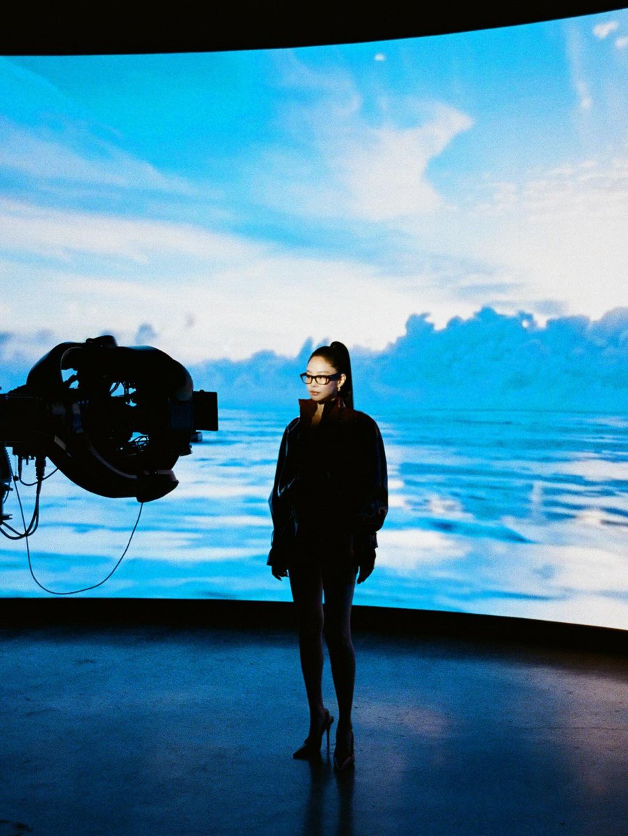 JennieDCGallery's tweet image. 260422 #JENNIE IG Update

jennie X @.raybanmeta @.rayban
Campaign by @.jordan_hemingway