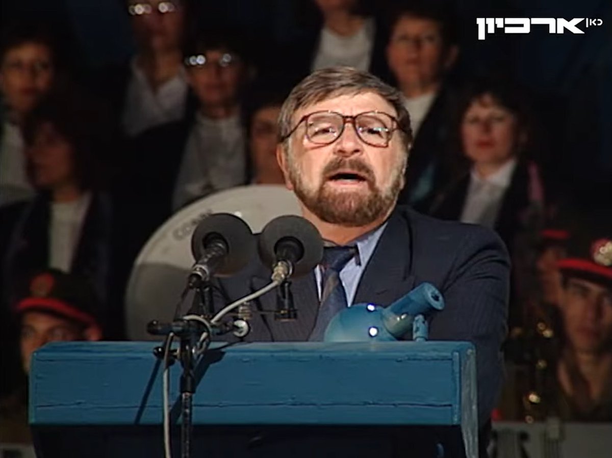 Gidon_R's tweet photo. צפיתי בטקס הדלקת המשואות ה-45, 1993.
הפוליטיקאי היחיד שרואים הוא יו"ר הכנסת, שבח וייס.
בלי פולחן אישיות, טקס של העם https://t.co/SenDNBKNYN