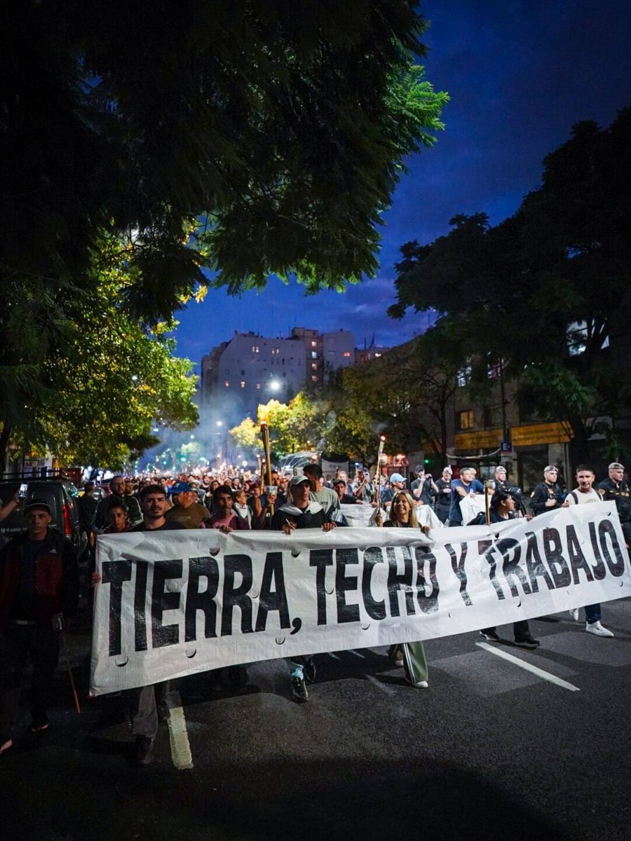 Hoy recordamos en comunidad al padre Jorge Bergoglio y al Papa Francisco junto a sus favoritos, los descartados y excluidos, organizados en los movimientos populares. Fue en Plaza Constitución, que deberíamos renombrar Plaza Francisco, ahí dónde tantas veces luchamos y rezamos