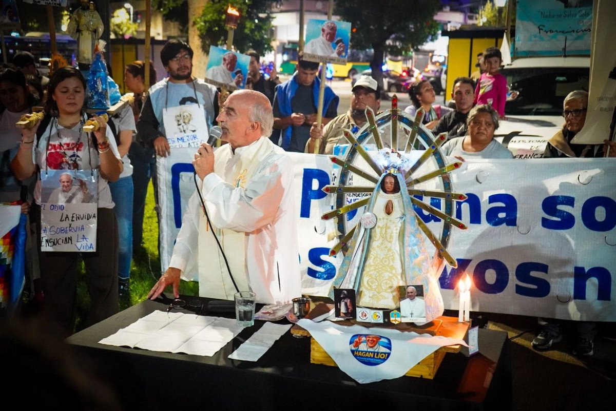 JuanGrabois's tweet photo. Hoy recordamos en comunidad al padre Jorge Bergoglio y al Papa Francisco junto a sus favoritos, los descartados y excluidos, organizados en los movimientos populares. Fue en Plaza Constitución, que deberíamos renombrar Plaza Francisco, ahí dónde tantas veces luchamos y rezamos juntos por una Argentina sin esclavos ni excluidos.