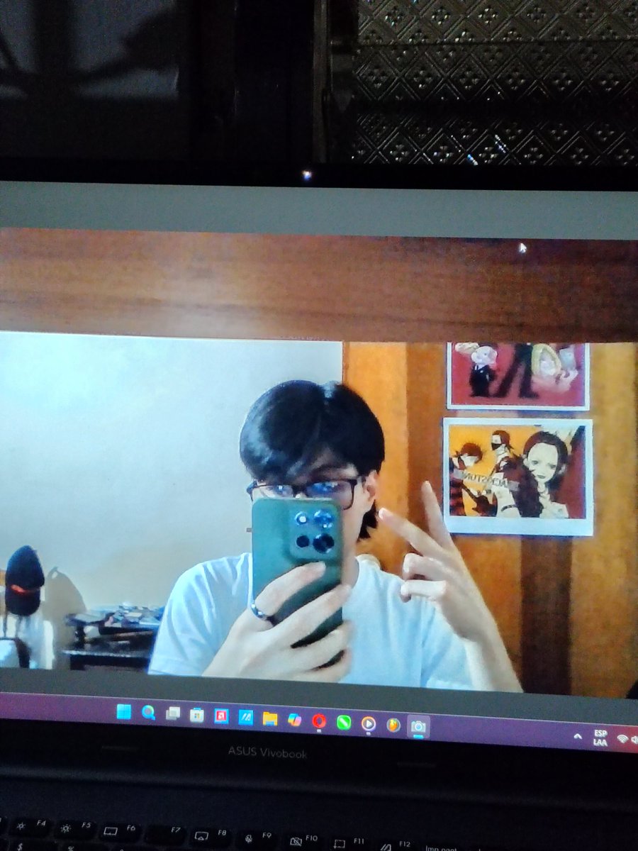 Mi laptop es que si dos años de vieja, y no entiendo porque lad cámaras siguen igual de feas 😭