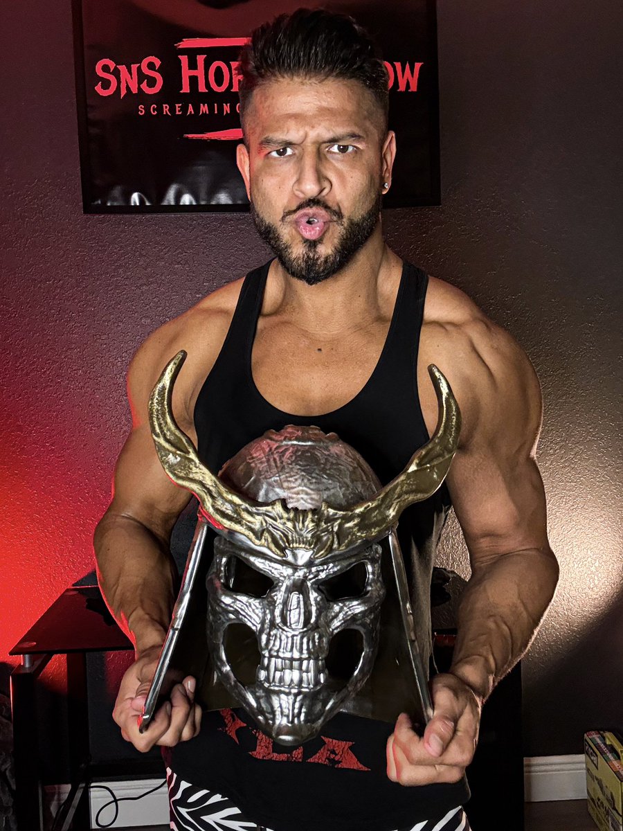 SnSHorrorShow's tweet image. Got the new Mortal Kombat popcorn bucket unfortunately it’s not wearable yet…… gonna do some modifications! #mortalkombat #mortalkombat2 #cosplay