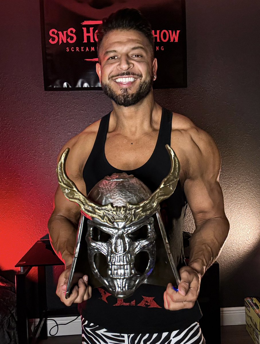 SnSHorrorShow's tweet image. Got the new Mortal Kombat popcorn bucket unfortunately it’s not wearable yet…… gonna do some modifications! #mortalkombat #mortalkombat2 #cosplay