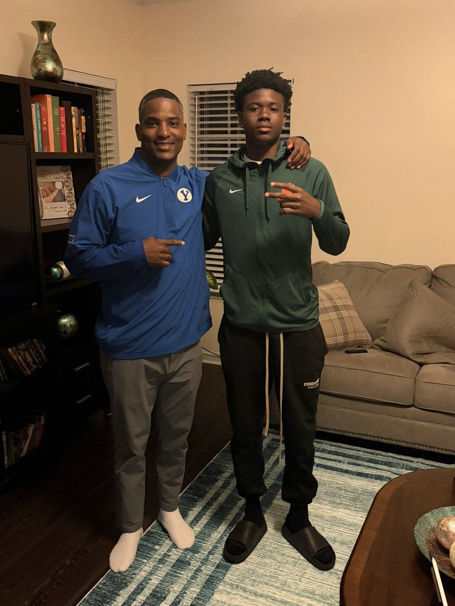 zyaire_patrick1's tweet photo. Great home visit with @lew_walk7 . Thank you for coming by and taking the time to get to know me and my family! #Blessed #agtg @RecruitGeorgia @One11Recruiting @plugman_brand @GAPrepVarsity @PrepRedzoneGA https://t.co/lcgEslABqG